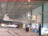 Ein Motorspatz an der Hangar-Decke. Gre: 82,7 kB